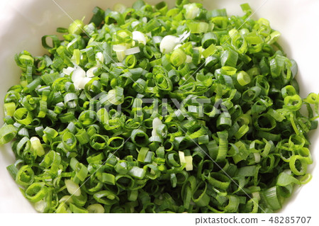 The cut green onion. 48285707