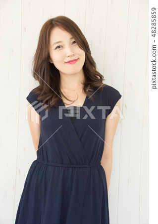 一個女人在夏天的衣服 48285859