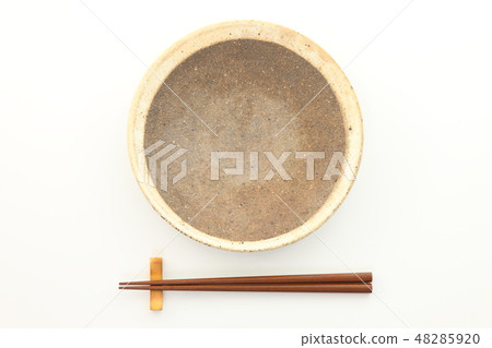 土壤盤子和筷子放在一張白色桌子上 土壤盤子和筷子放在一張白色桌子上 48285920