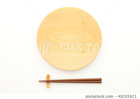 在一張白色桌安置的木盤和筷子 48285921