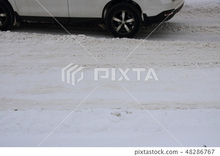 與雪的路面。 與雪的路面。 48286767