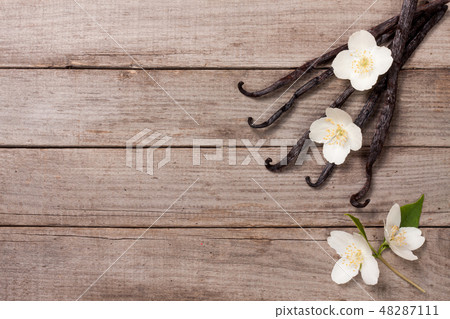 Vanilla sticks with flower and leaf on a old wooden background with copy space for your text. Top 48287111