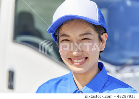 Business scene delivery woman driver 48287935