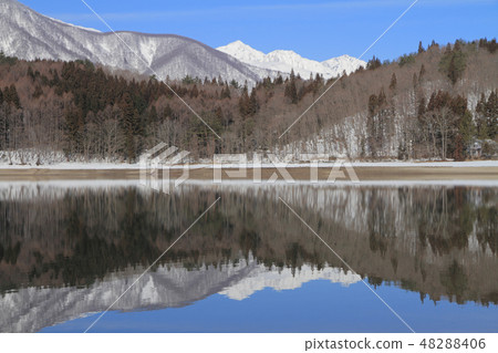 青木湖等春天和白馬宮山 48288406