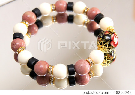 玫瑰圖案珠子和勳爵騎士手鐲(手工製作) 玫瑰圖案珠子和勳爵騎士手鐲(手工製作) 48293745