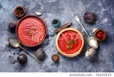 Vegetable soup with beetroot 48295619