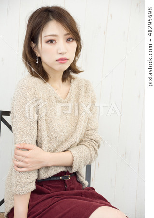 Woman sitting 48295698