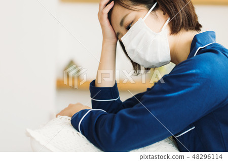 一個感冒風病的女人 48296114