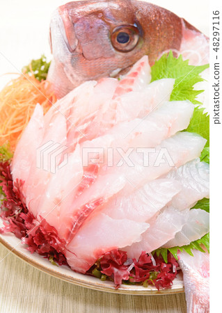 美味的鯛魚生魚片 美味的鯛魚生魚片 48297116