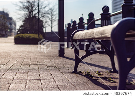 在海邊的長凳上 48297674