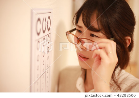 Women who test their eyesight Women who test their eyesight 48298500