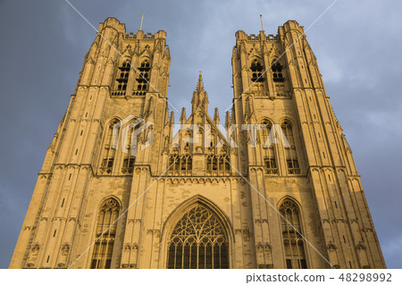 在比利時布魯塞爾的聖米歇爾大教堂 在比利時布魯塞爾的聖米歇爾大教堂 48298992