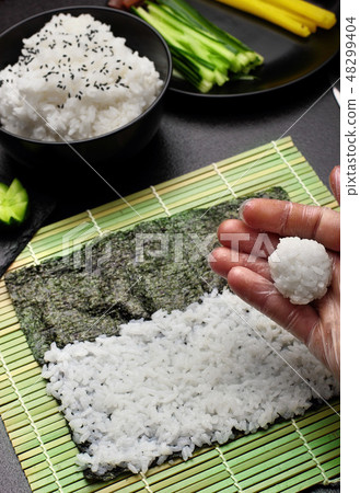 Close up hand of chef making sushi 48299404