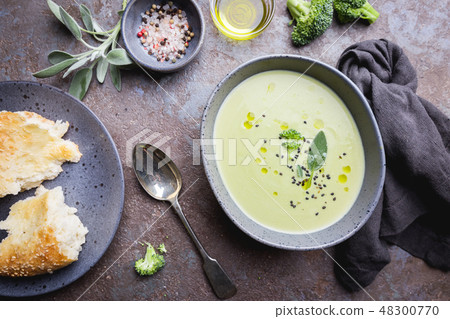 Broccoli cream soup Broccoli cream soup 48300770