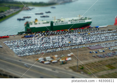 A car carrier 48300811