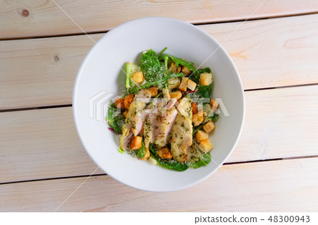 Spinach salad with boiled chicken breast, croutons 48300943