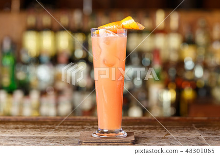 Cocktail with gin and grapefruit juice 48301065