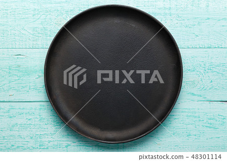 Empty cast-iron pan Empty cast-iron pan 48301114