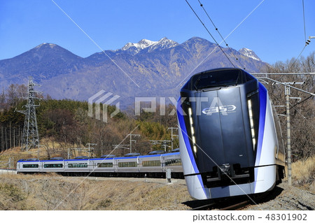 “Azusa Super Azusa”在Yatsugatake的背面運行,加冕雪 “Azusa Super Azusa”在Yatsugatake的背面運行,加冕雪 48301902