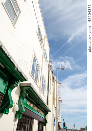 Building of white wall under blue sky City skyline in the suburbs of England Building of white wall under blue sky City skyline in the suburbs of England 48304371