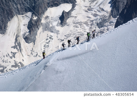 觀賞和登山者從Aiguille du Midi  -  Chamonix-Mont  -  Blanc，法國 48305654