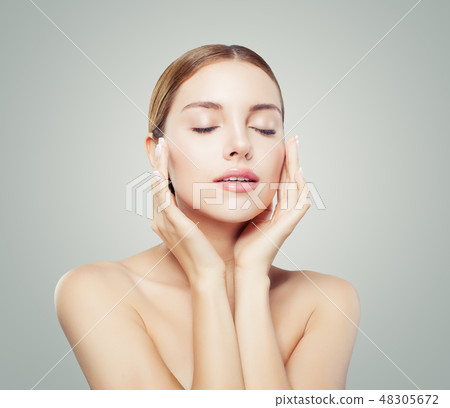 Pretty woman with closed eyes 48305672