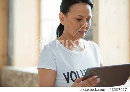 Serious female volunteer testing program 48307437