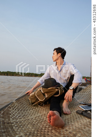 旅行，男人，洞里薩湖，甘榜弗洛克，柬埔寨 48312698