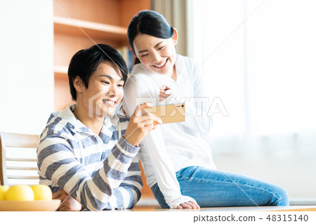 Young couple (smartphone) 48315140