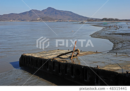 Sea, puddle, ebb 48315441