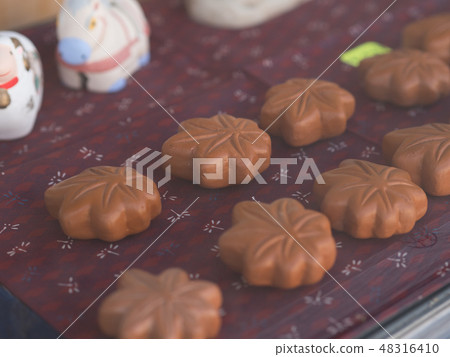 Momiji Manju 48316410