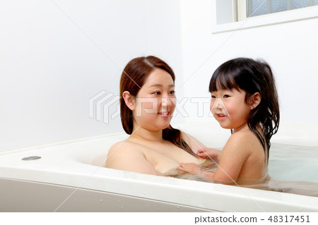 與父母和孩子一起洗澡 48317451