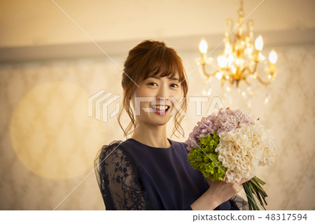 A woman in a dress 48317594