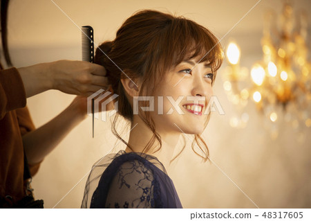 穿裙子的女人 穿裙子的女人 48317605