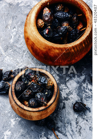 Dry berry rose hips 48320487