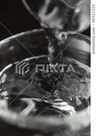 將清酒倒入Inoguchi 48321323