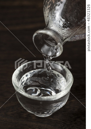 將清酒倒入Inoguchi 將清酒倒入Inoguchi 48321326