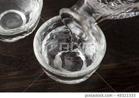 將清酒倒入Inoguchi 48321333