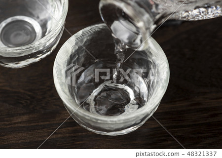 Pour sake into Inoguchi 48321337