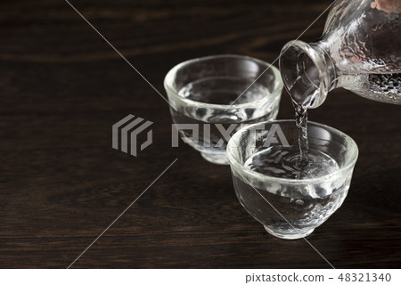 將清酒倒入Inoguchi 48321340