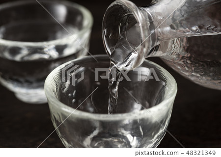 將清酒倒入Inoguchi 48321349