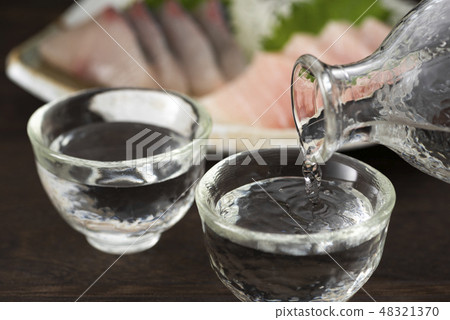 日本酒和生魚片 日本酒和生魚片 48321370