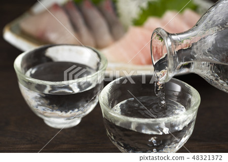 日本酒和生魚片 日本酒和生魚片 48321372