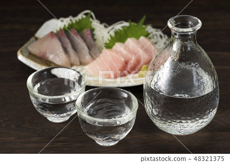 日本酒和生魚片 48321375