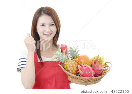 A smiling woman with fruit 48322300