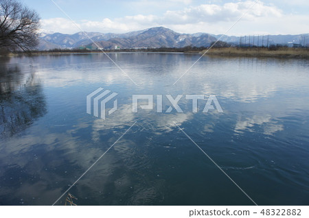 平靜的河面 48322882