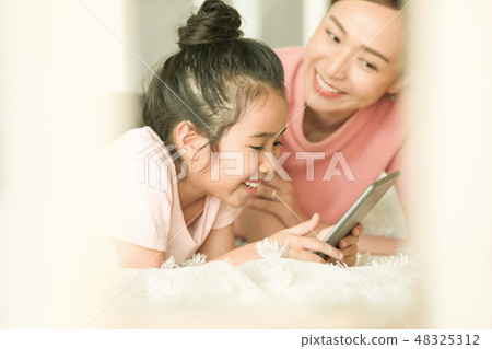 生活方式父母和孩子 生活方式父母和孩子 48325312