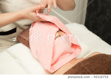 Wipe with a steam towel 48326758
