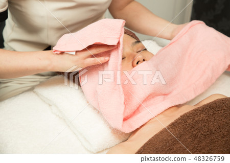 Wipe with a steam towel Wipe with a steam towel 48326759