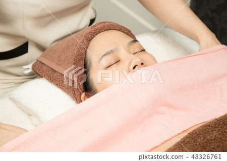 Wipe with a steam towel 48326761